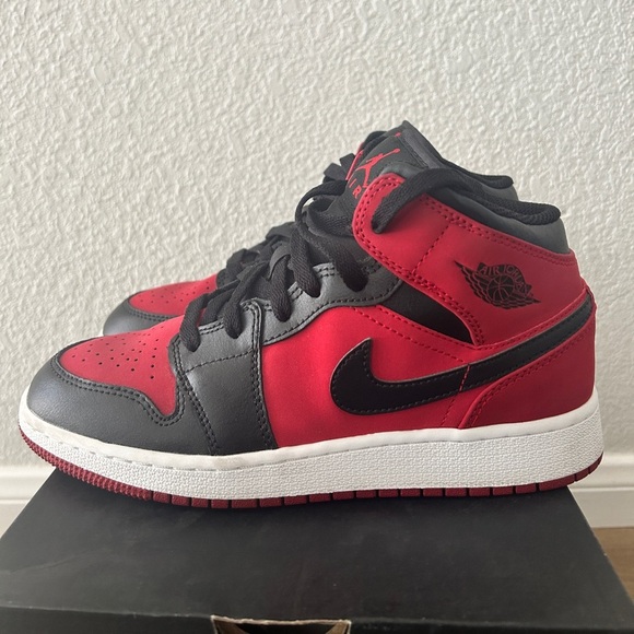 Air Jordan 1 Retro Mid GS ‘Gym Red’- Size 5.5Y - Excellent Used Condition - Picture 3 of 9